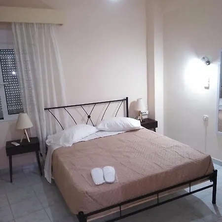 Souvlakis Pool 아파트호텔 하니아