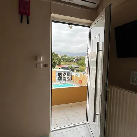Souvlakis Pool Aparthotel *