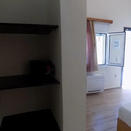 Souvlakis Pool 아파트호텔 하니아