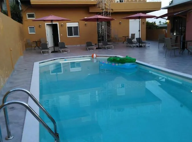 アパートホテル Souvlakis Pool 4*