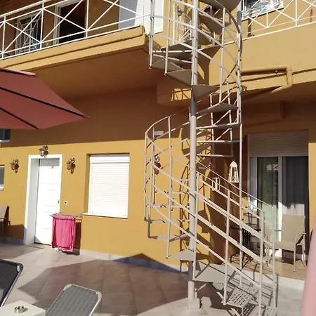 Souvlakis Pool Ξενοδοχείο με διαμερίσματα 4*