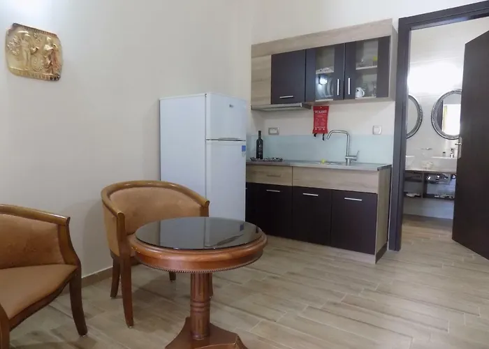 Souvlakis Pool خانيا