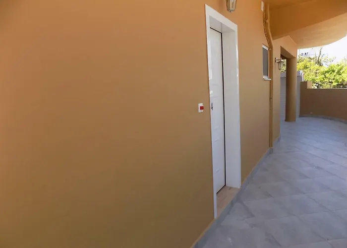 Souvlakis Pool Апарт-готель