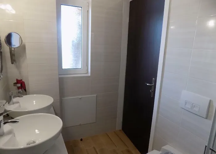 Souvlakis Pool خانيا