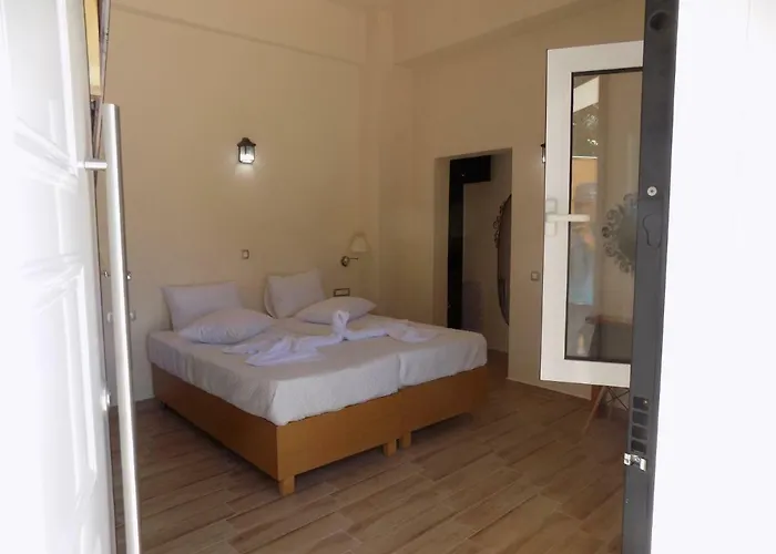 Souvlakis Pool خانيا