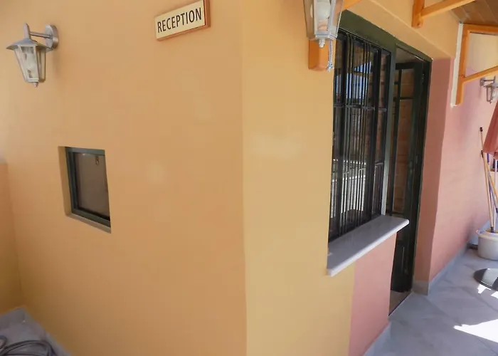 Souvlakis Pool خانيا