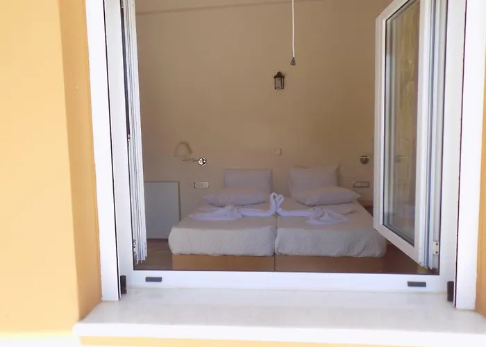 Souvlakis Pool خانيا